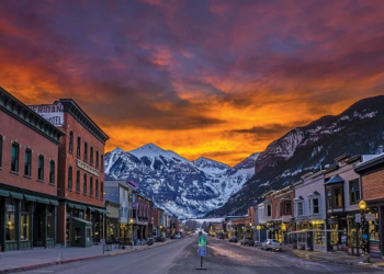 What influences the development of the economy of Colorado