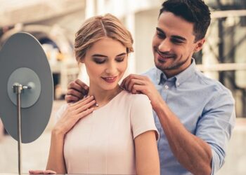 How to choose a gold necklace as a gift for your wife: tips and tricks